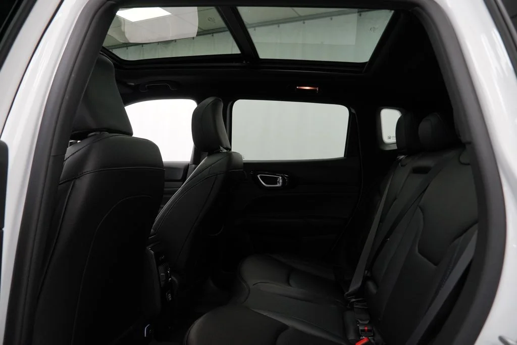 New 2026 Bright White Clear-Coat Exterior Paint Jeep Limited image 18