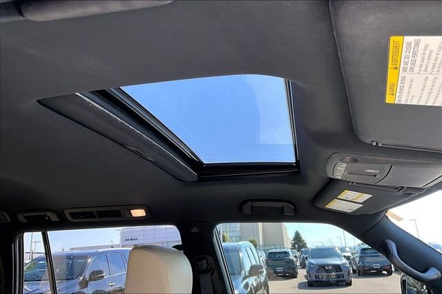 Used 2021 White INFINITI Sensory image 22