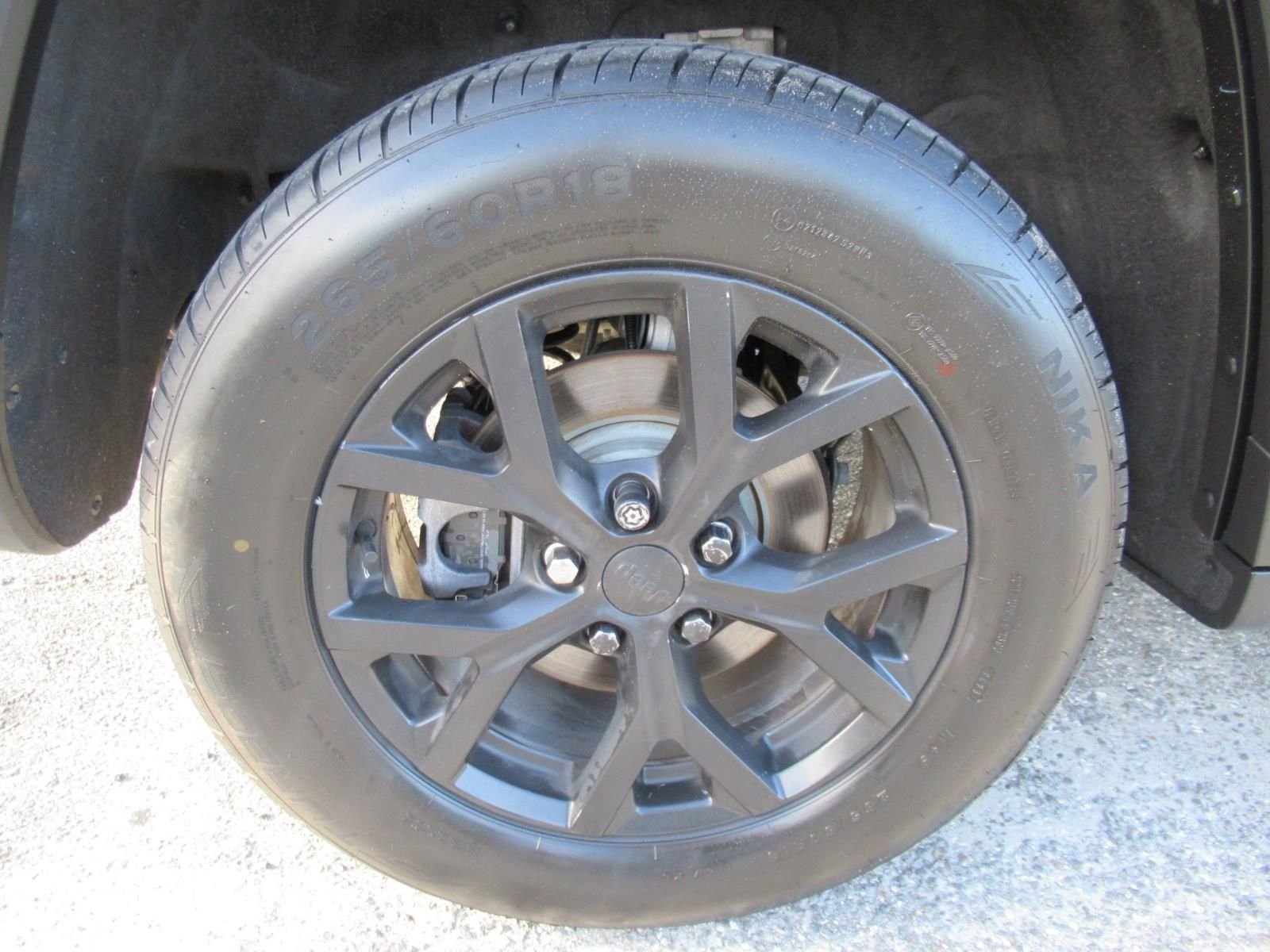 Used 2023  Jeep Limited image 8