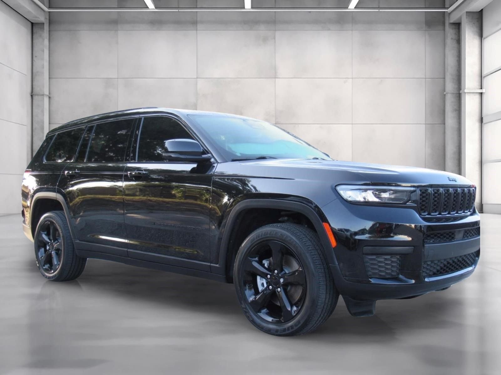 Used 2023 Black Jeep Altitude X image 1