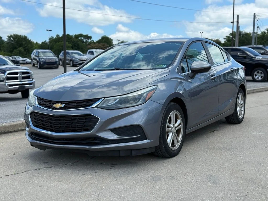 Used 2018 Chevrolet Cruze LT with VIN 1G1BE5SMXJ7126245 for sale in Crestwood, KY