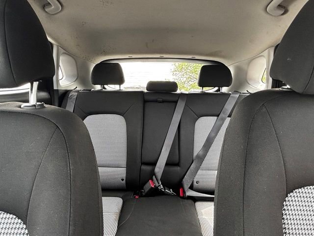 Used 2022 White Hyundai SE image 21