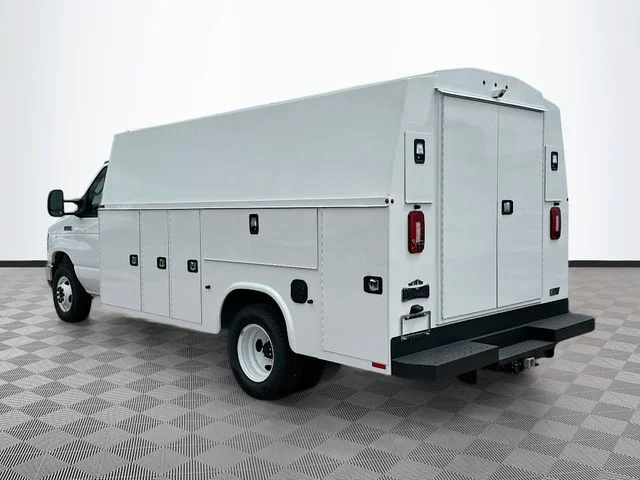 New 2026 Oxford White Ford Base image 4