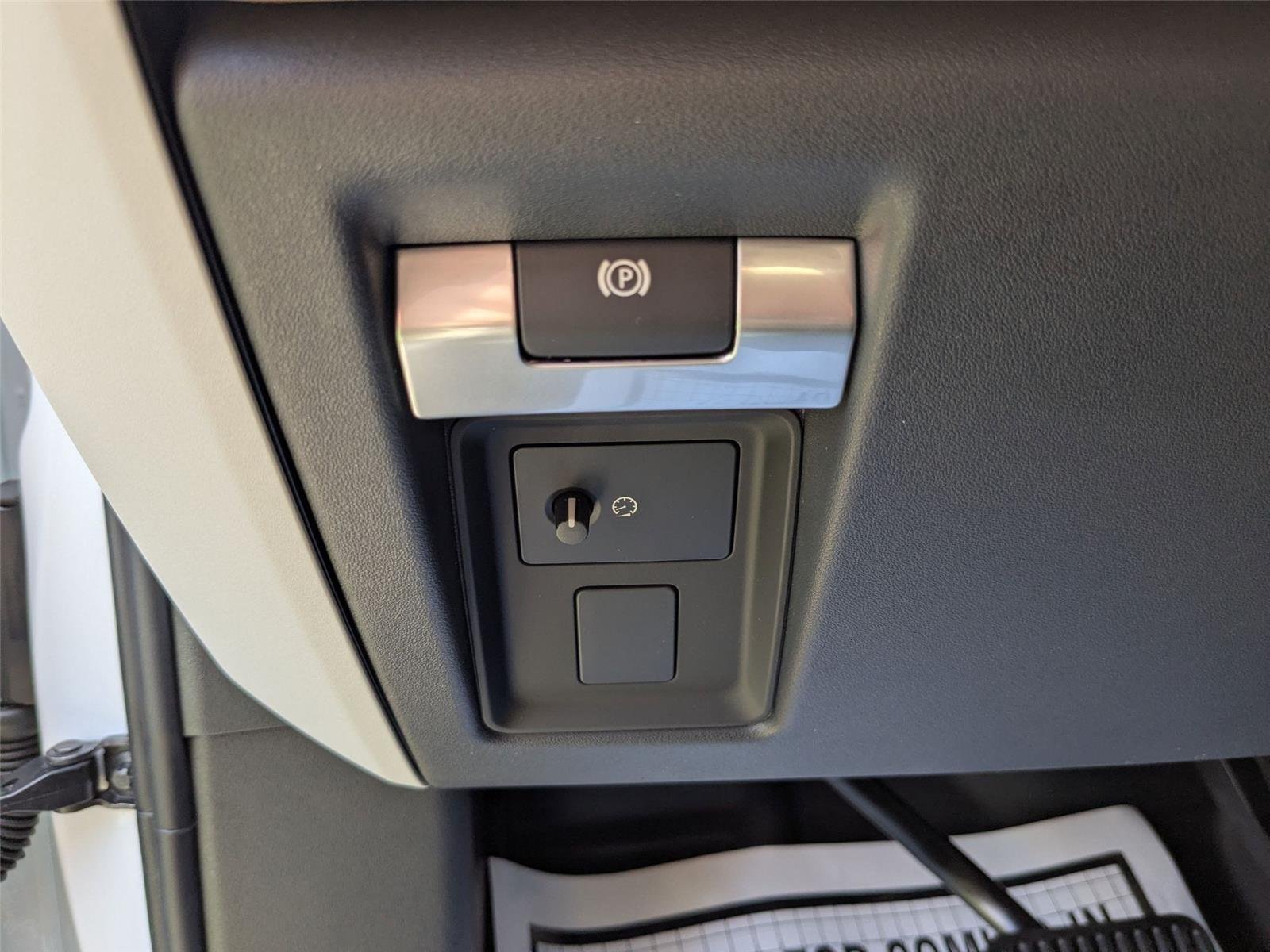 New 2026 Fuji White Land Rover X-Dynamic SE image 15