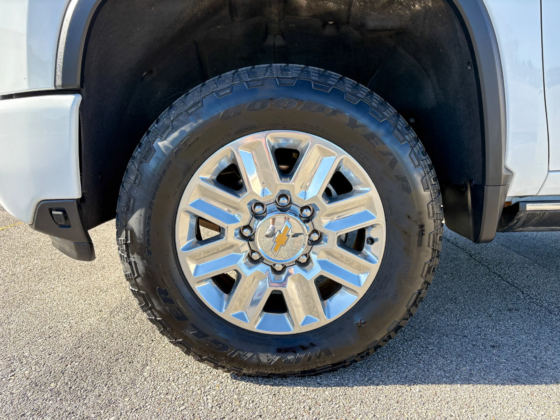 Used 2024 White Chevrolet High Country image 33