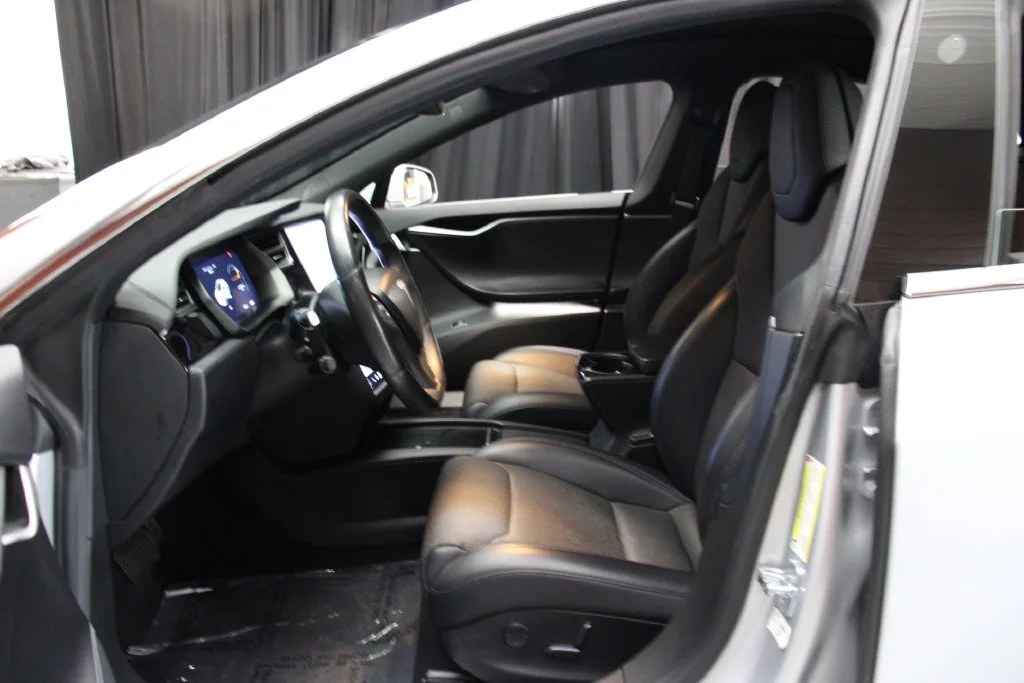 Used 2018 Obsidian Black Metallic Tesla  image 38