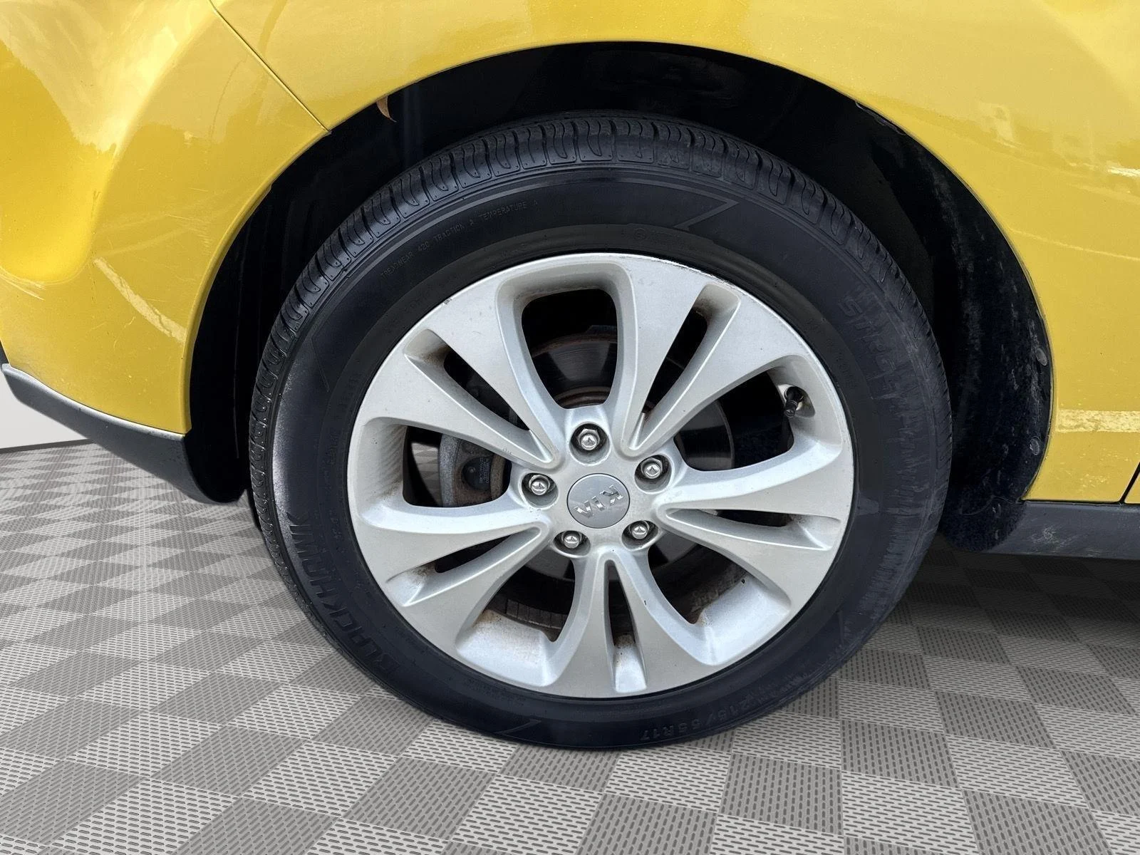 Used 2014 Solar Yellow Kia + image 17
