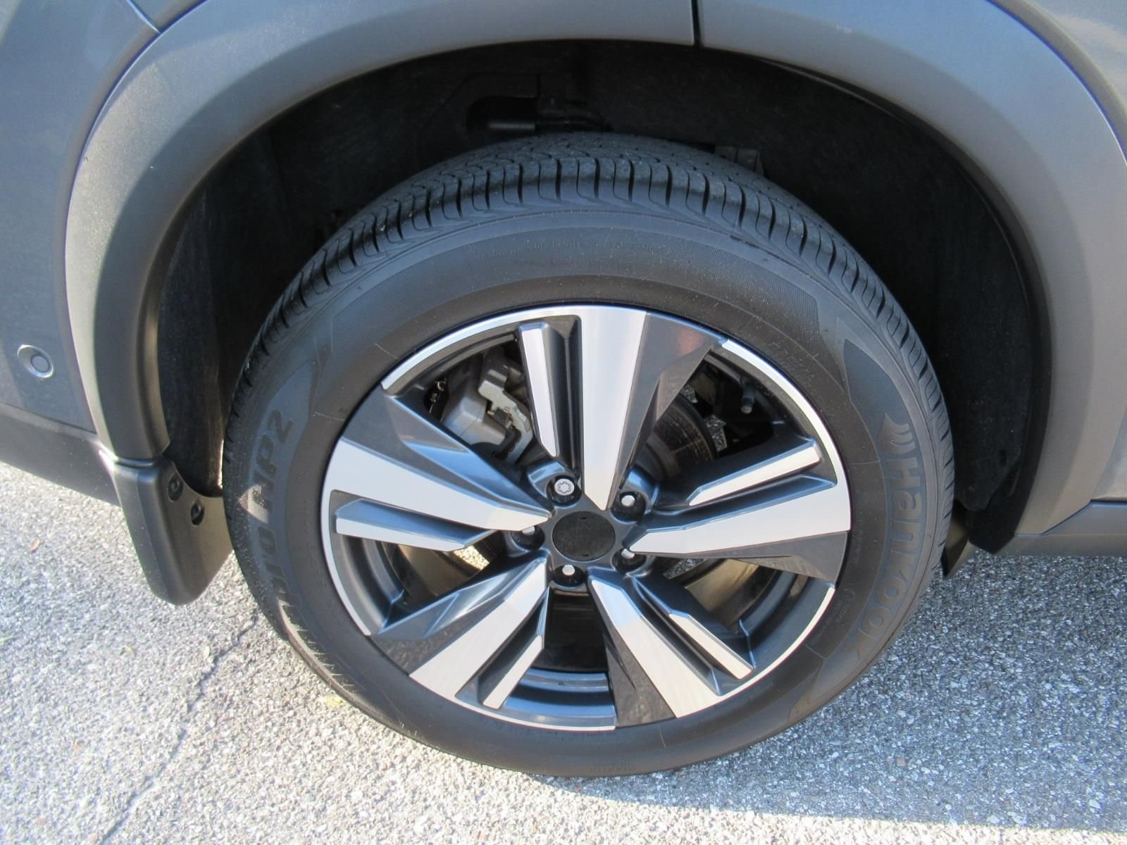 Used 2022 Gray Nissan SL image 8