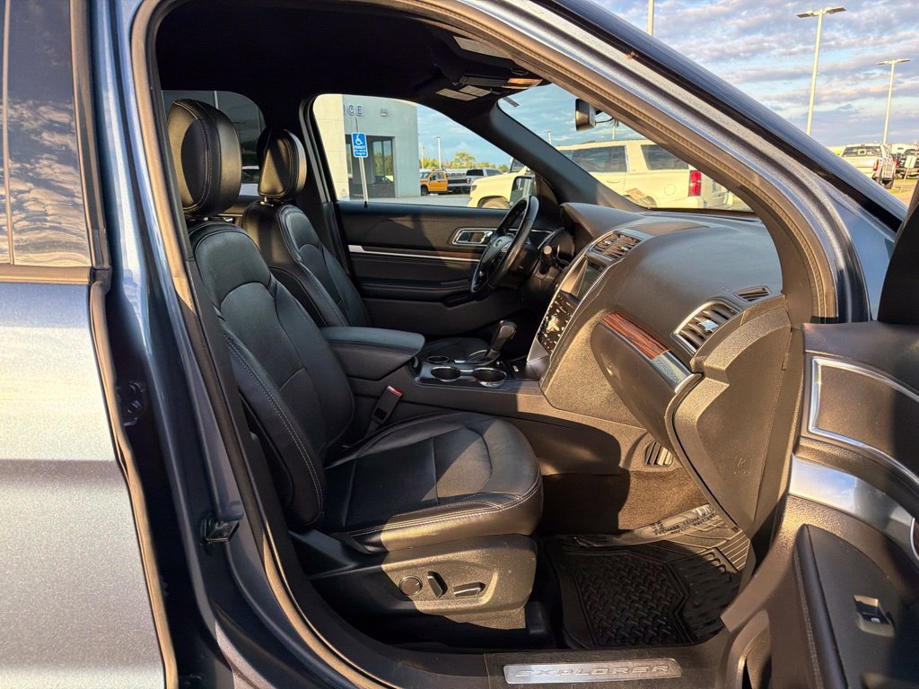 Used 2018 Blue Metallic Ford Limited image 22