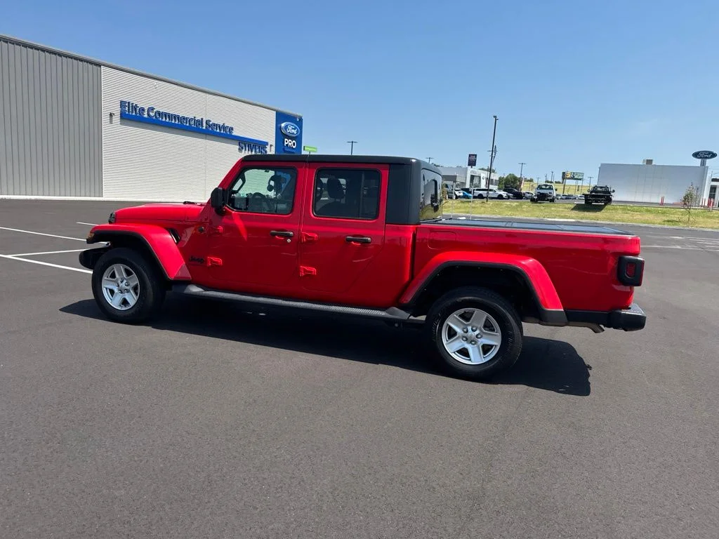 Used 2023 Red Jeep Sport S image 10