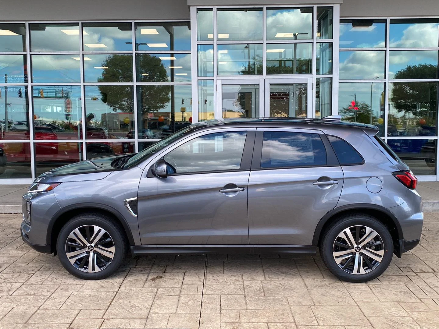 New 2027 Mercury Gray Metallic Mitsubishi 2.0 SE AWC image 4