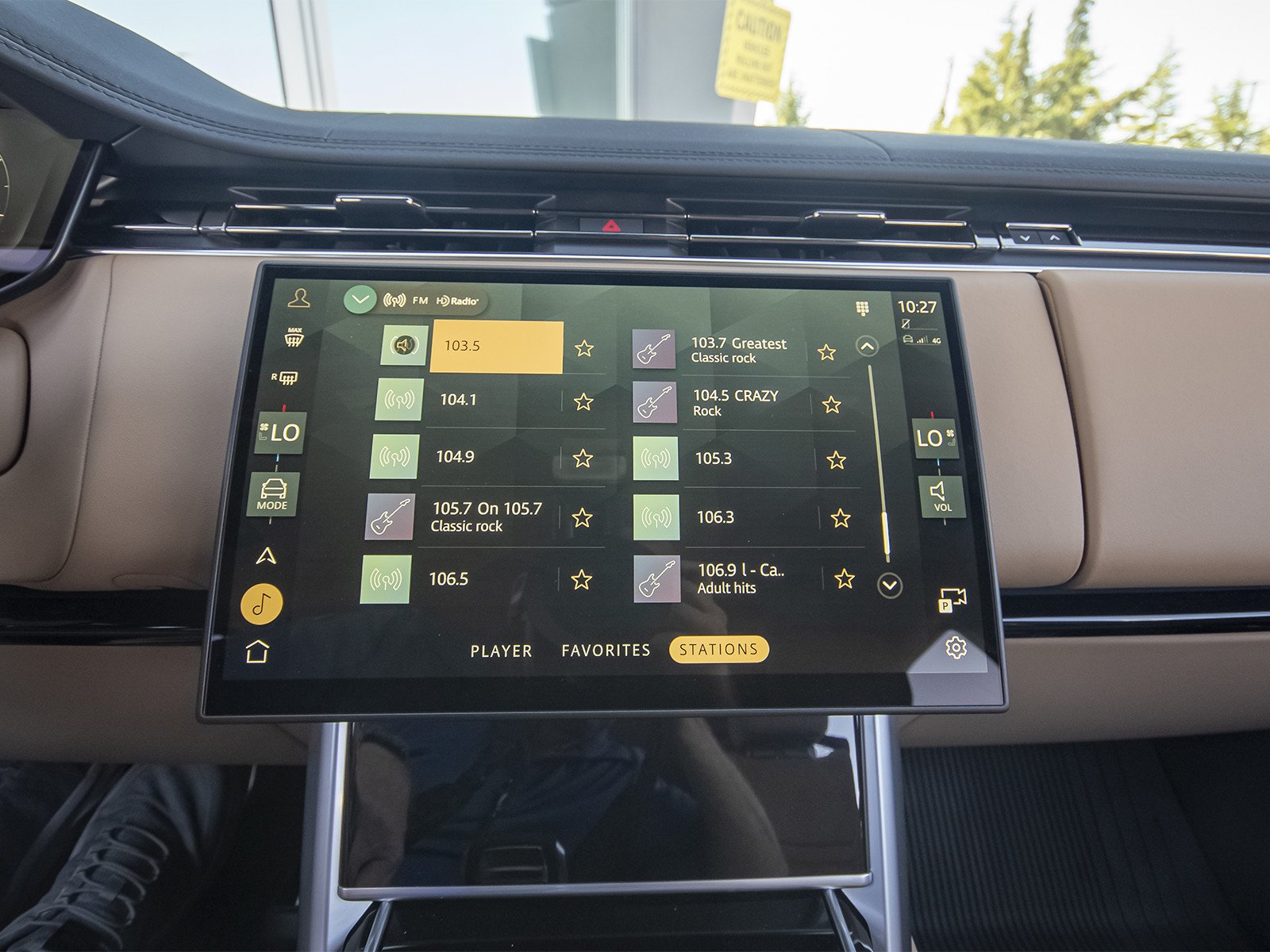 New 2026 Santorini Black Land Rover SE image 18