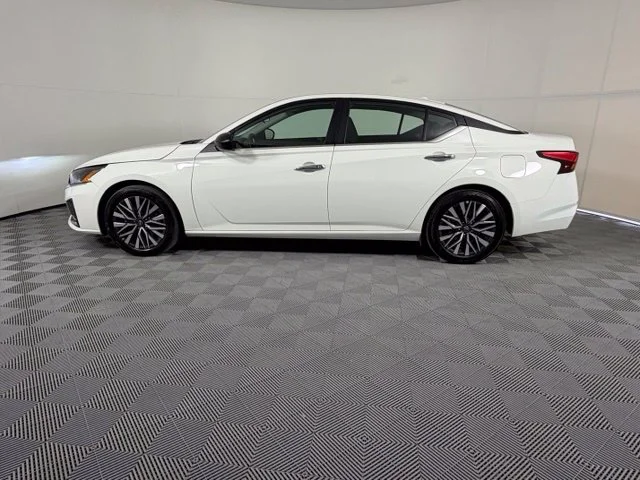 Used 2025 White Nissan 2.5 SV image 4