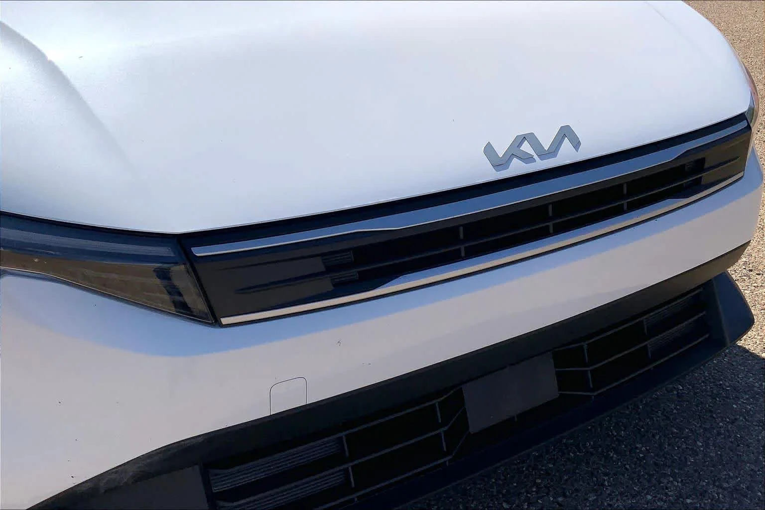 Used 2025 Snow White Pearl Kia LXS image 30