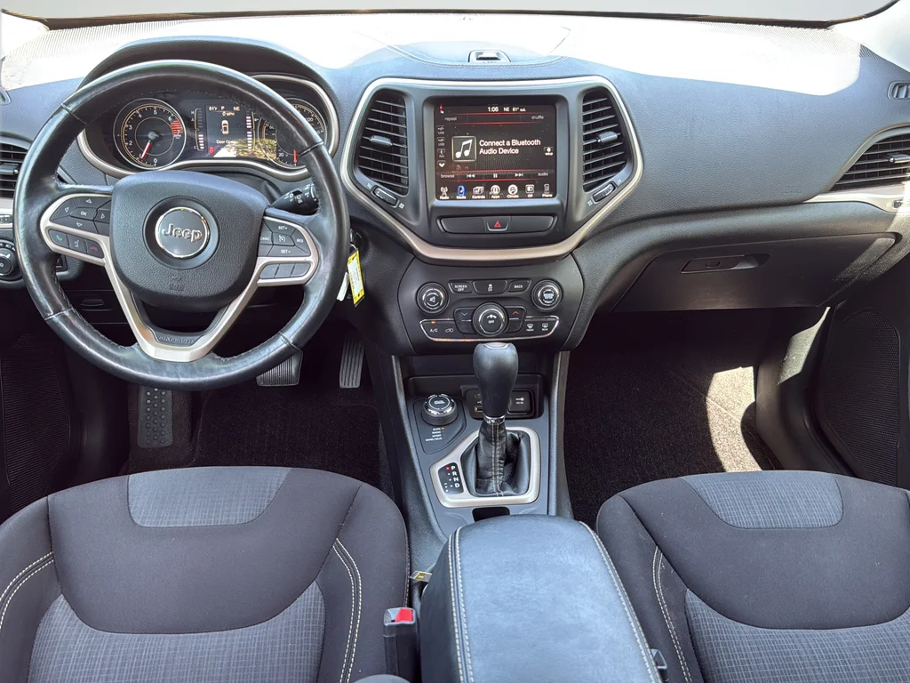 Used 2017 Red Jeep Latitude image 9