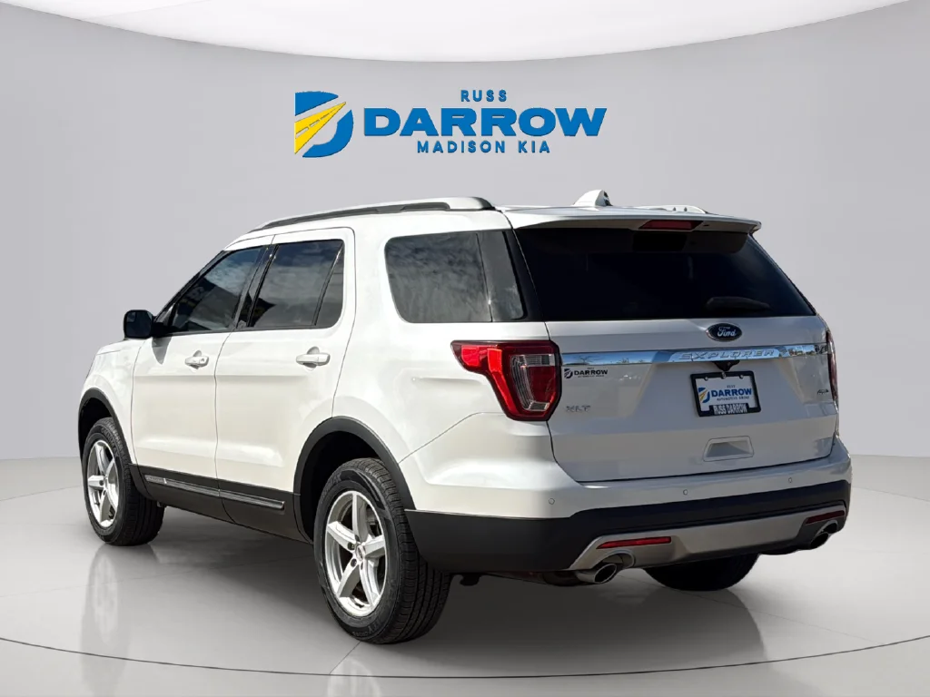 Used 2017 White Platinum Clearcoat Metallic Ford XLT image 3