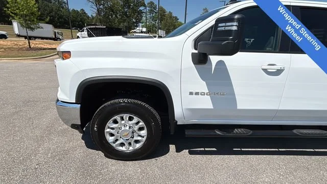 Used 2025 Summit White Chevrolet LT image 34
