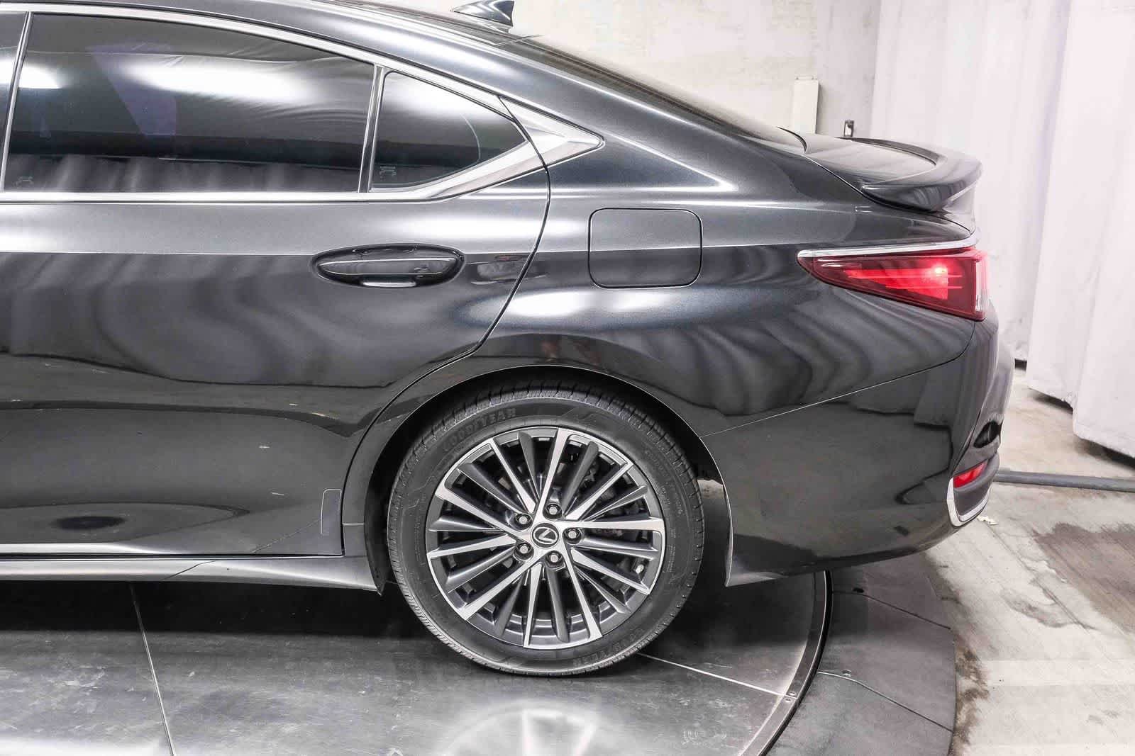 2021 Lexus ES Hybrid 300h | CarEdge | CarEdge