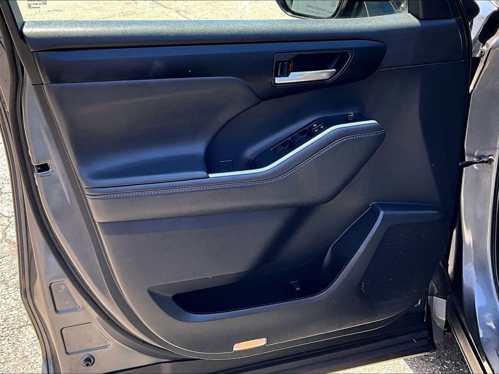 Used 2021 Gray Toyota XLE image 9