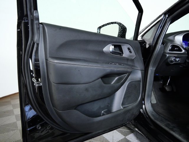 Used 2025 Black Chrysler Select image 16