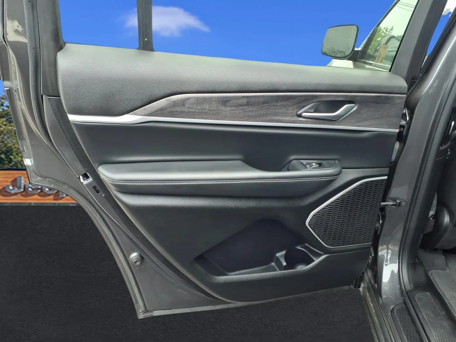 Used 2022 Baltic Gray Metallic Clearcoat Jeep Limited image 14