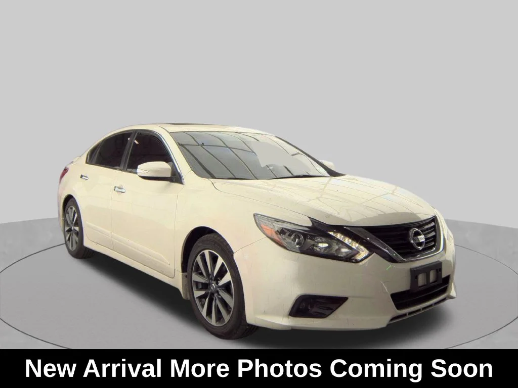 Used 2017 White Nissan 2.5 SL image 3