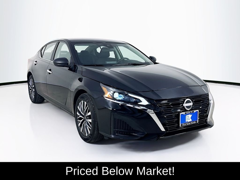 Used 2025 Super Black Clearcoat Nissan 2.5 SV image 1