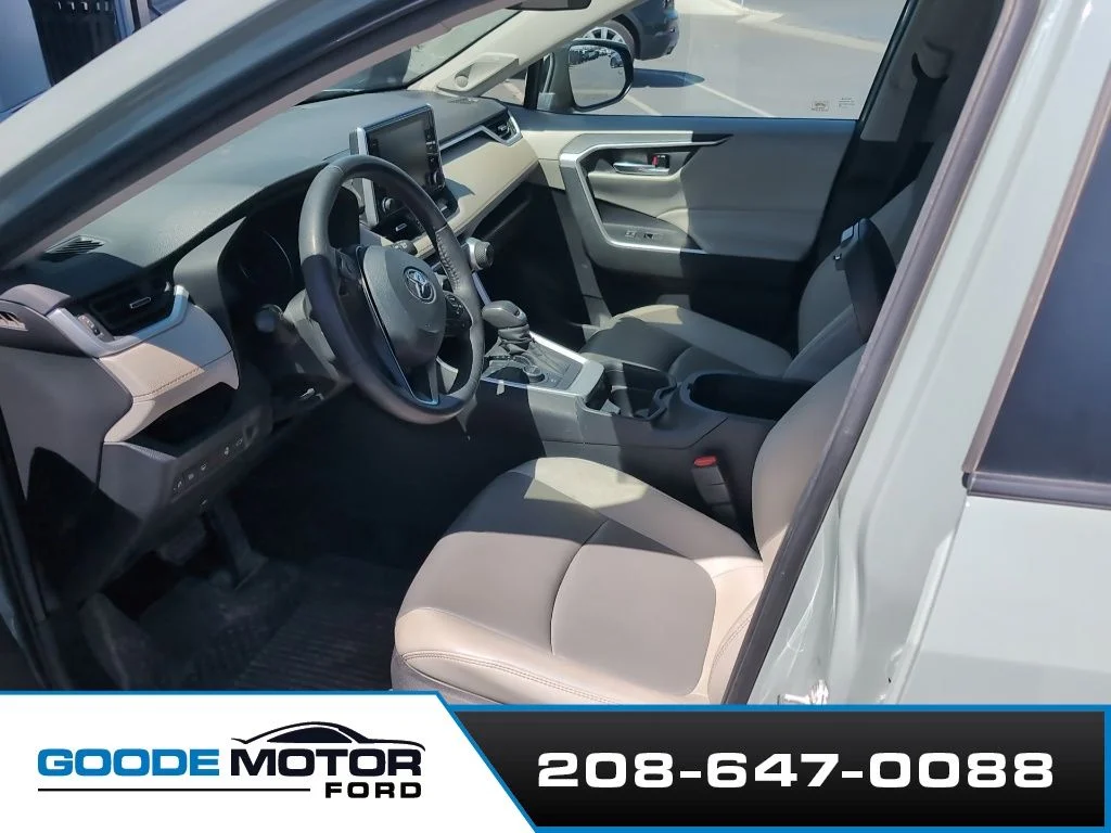 Used 2021 Lunar Toyota XLE Premium image 5