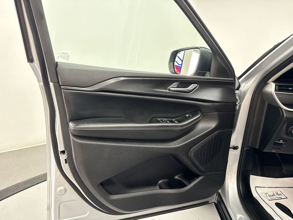 Used 2023 Silver Jeep Laredo image 14