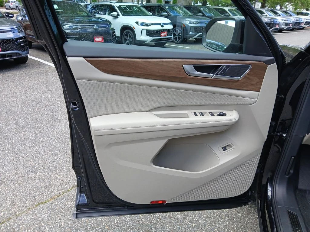 New 2026 Black Volkswagen 2.0T SE w/Technology image 10