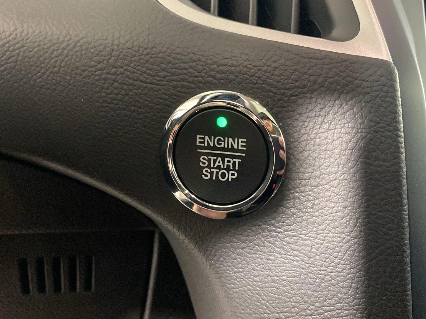 Used 2022 Iconic Silver Ford SEL image 9