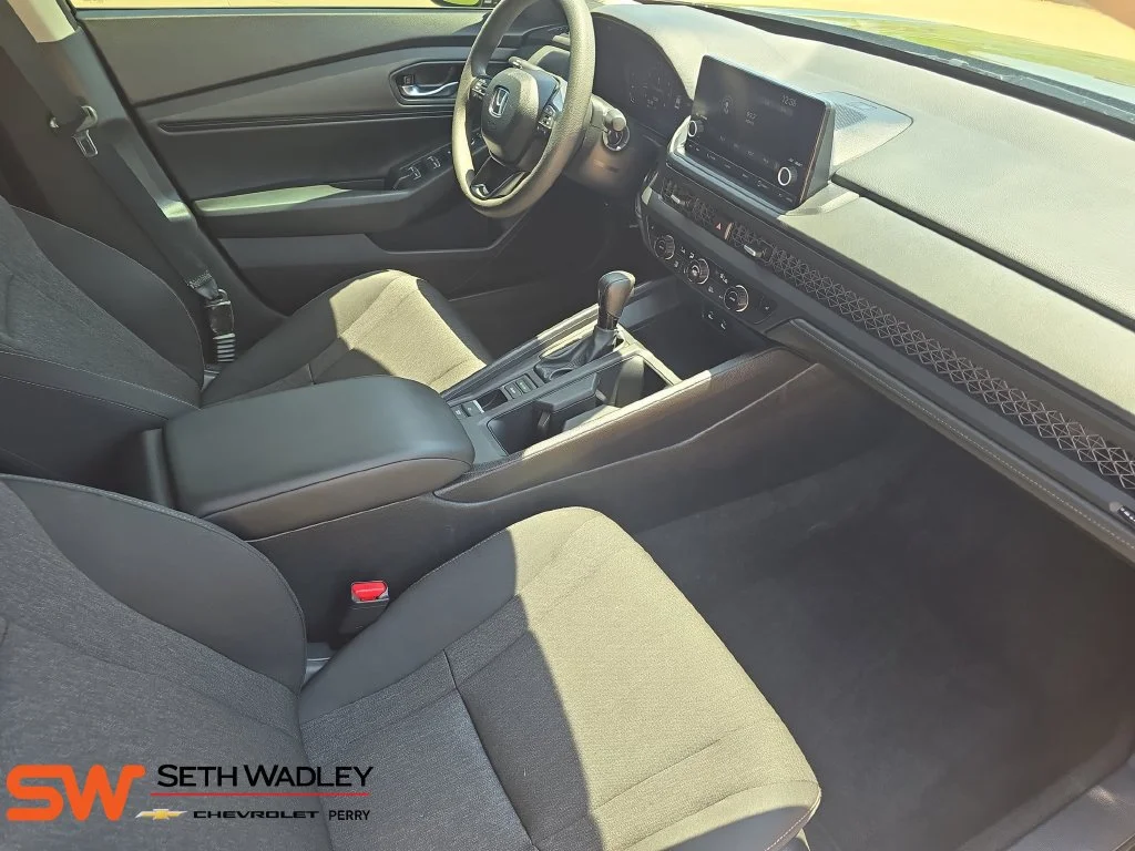 Used 2025 Black Honda SE image 10
