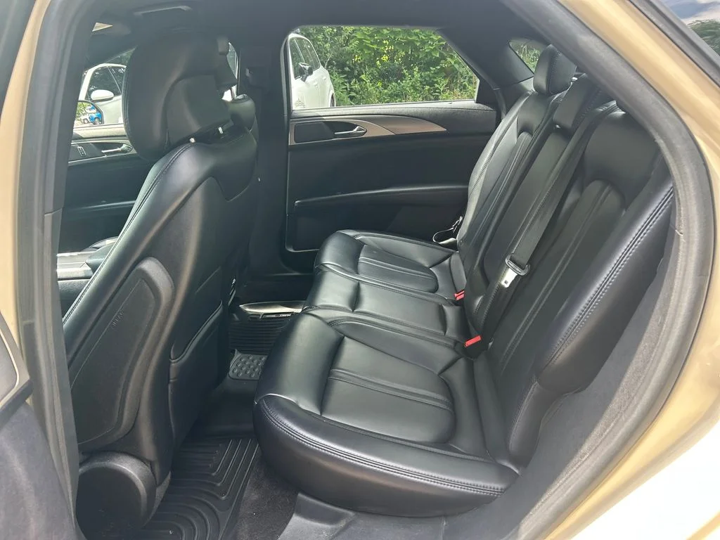 Used 2018  Lincoln Premiere image 24