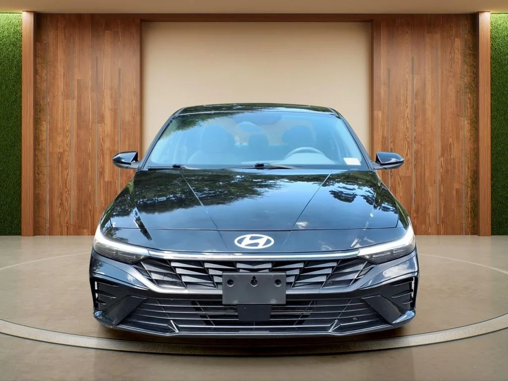 Used 2025 Black Hyundai SEL Convenience image 2