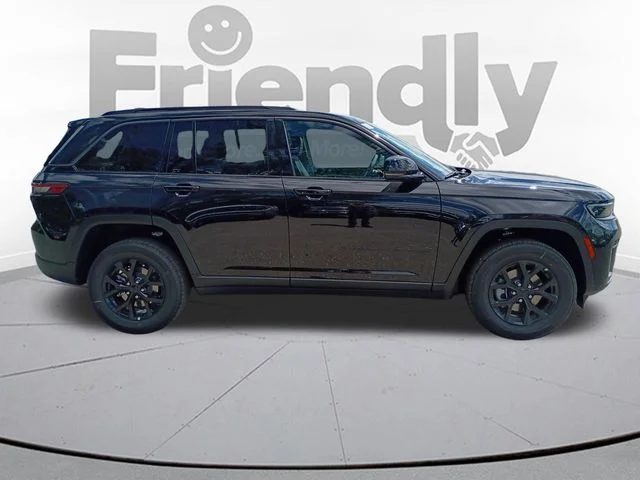 New 2026 Diamond Black Crystal Pearl-Coat Exterior Paint Jeep Laredo Altitude image 4