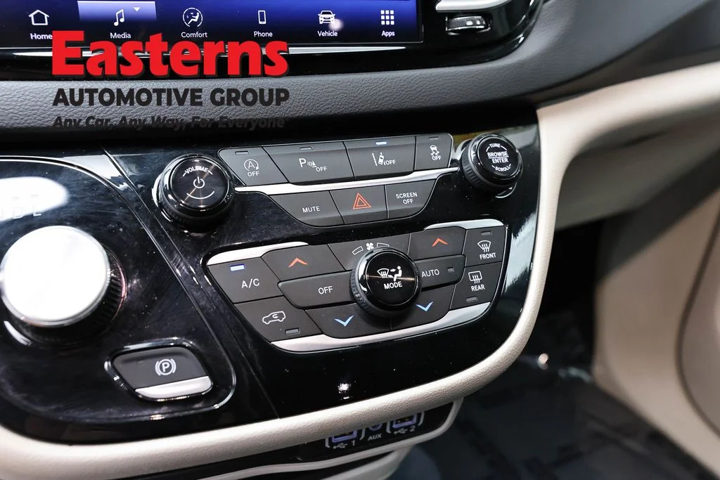 Used 2024 Silver Chrysler Touring L image 76