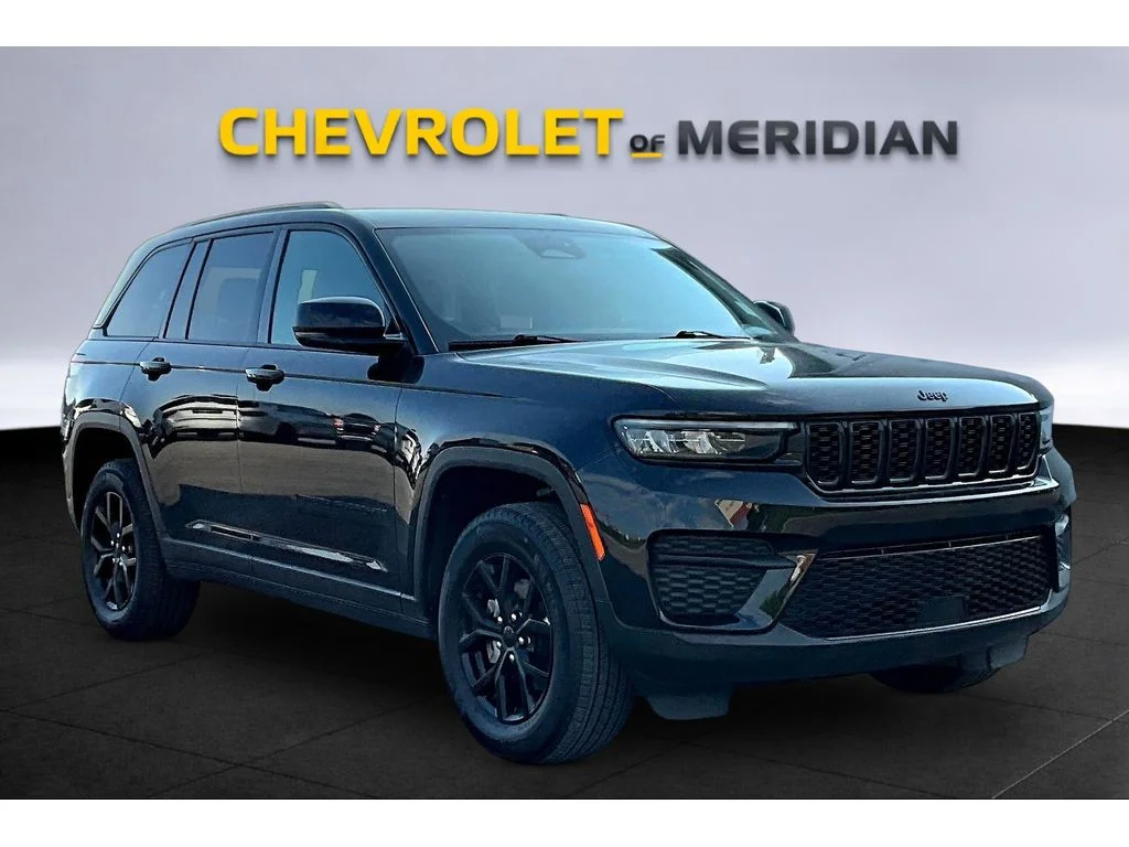 Used 2025  Jeep Altitude image 1