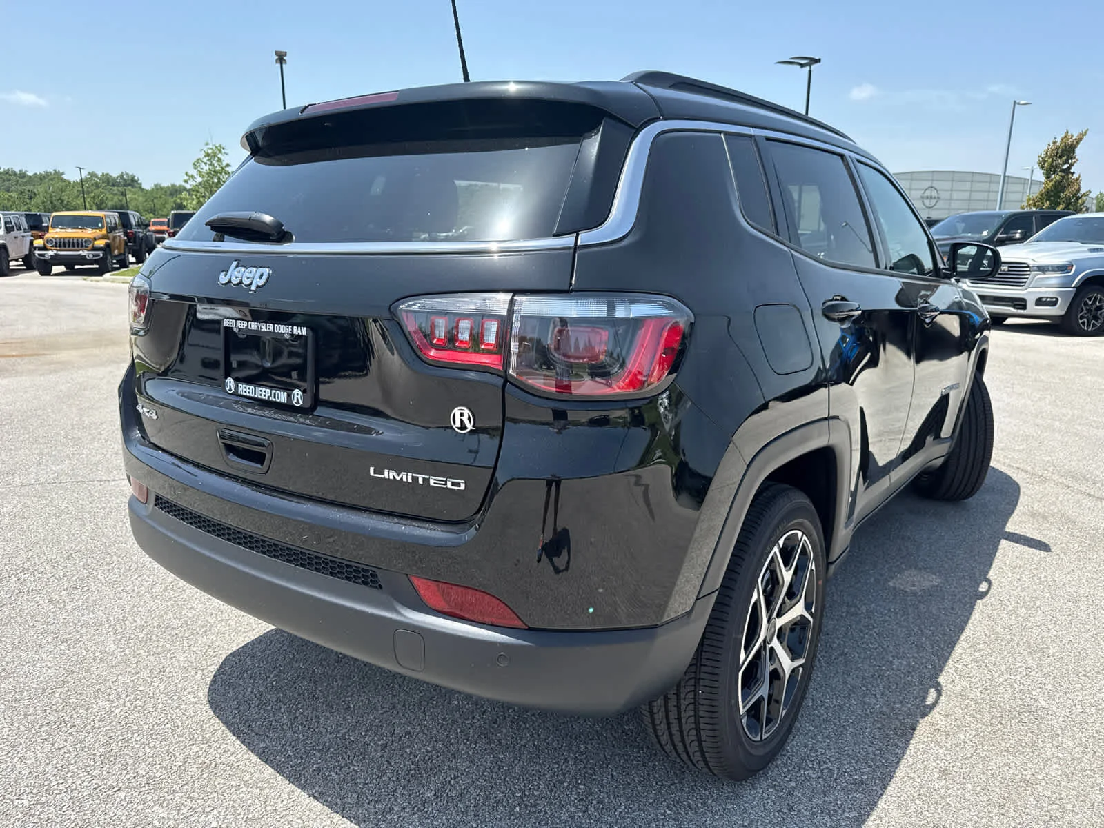 New 2026 Diamond Black Crystal Pearl-Coat Exterior Paint Jeep Limited image 8