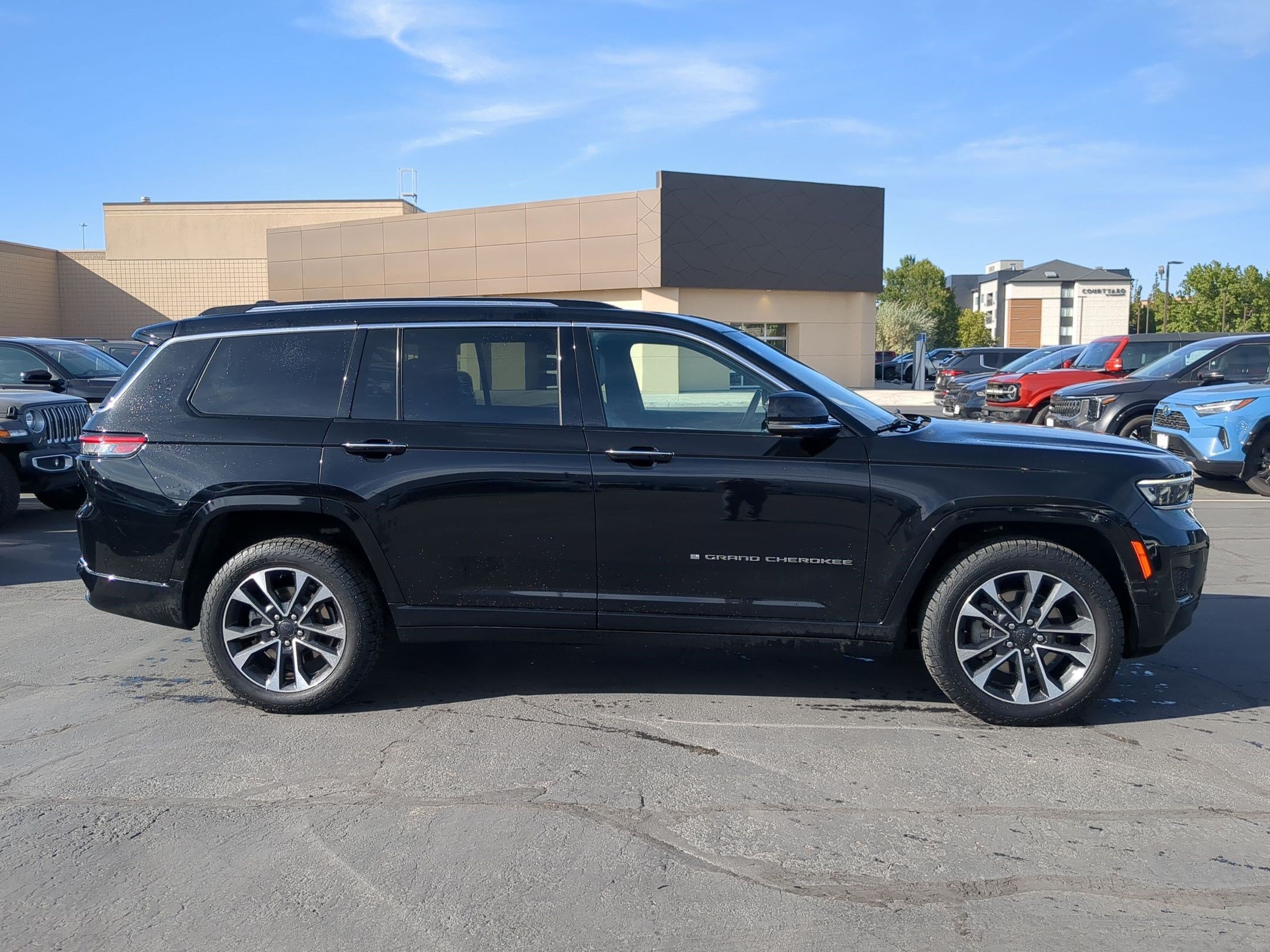 Used 2021 Diamond Black Crystal Pearlcoat Jeep Overland image 2