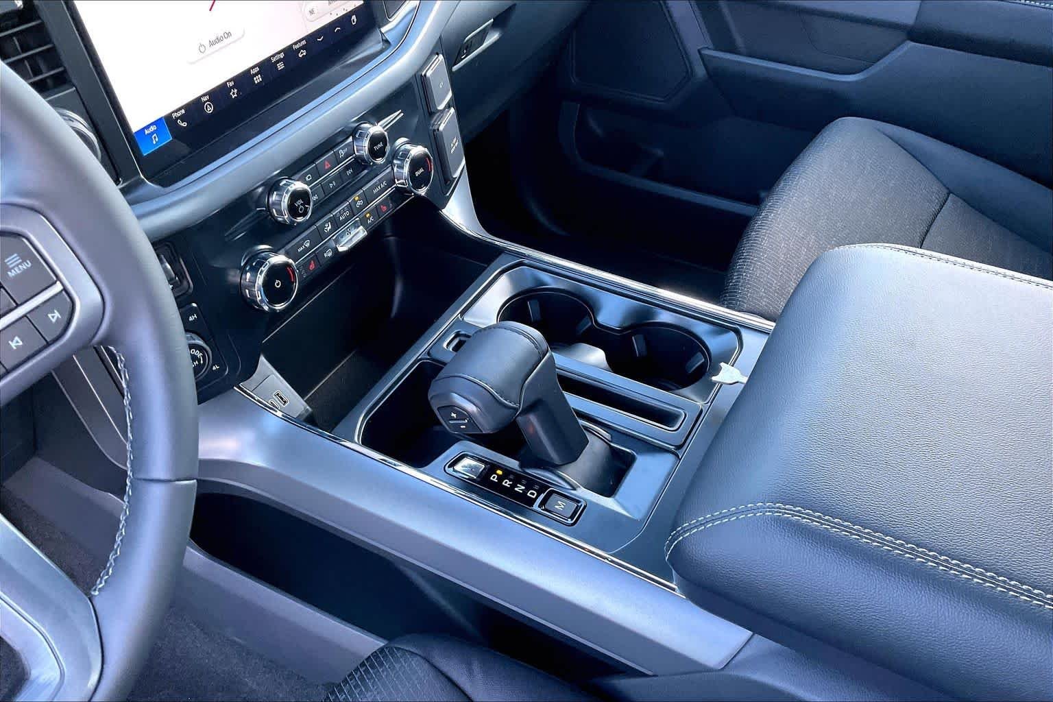 New 2026 Oxford White Ford XLT image 7