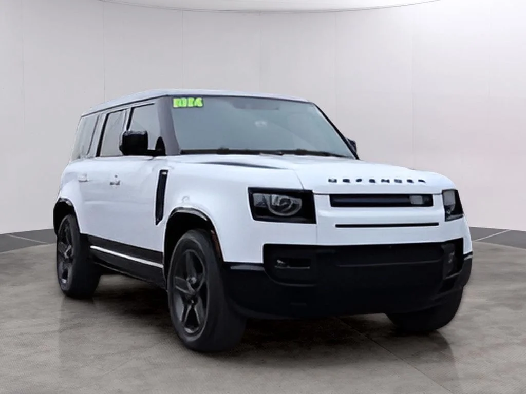 Used 2024 Fuji White Land Rover X-Dynamic SE image 3