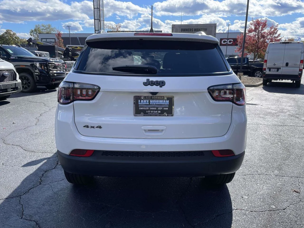New 2026 Bright White Clear-Coat Exterior Paint Jeep Latitude image 8