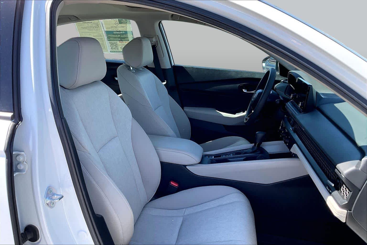 Used 2024 Platinum White Pearl Honda EX image 9