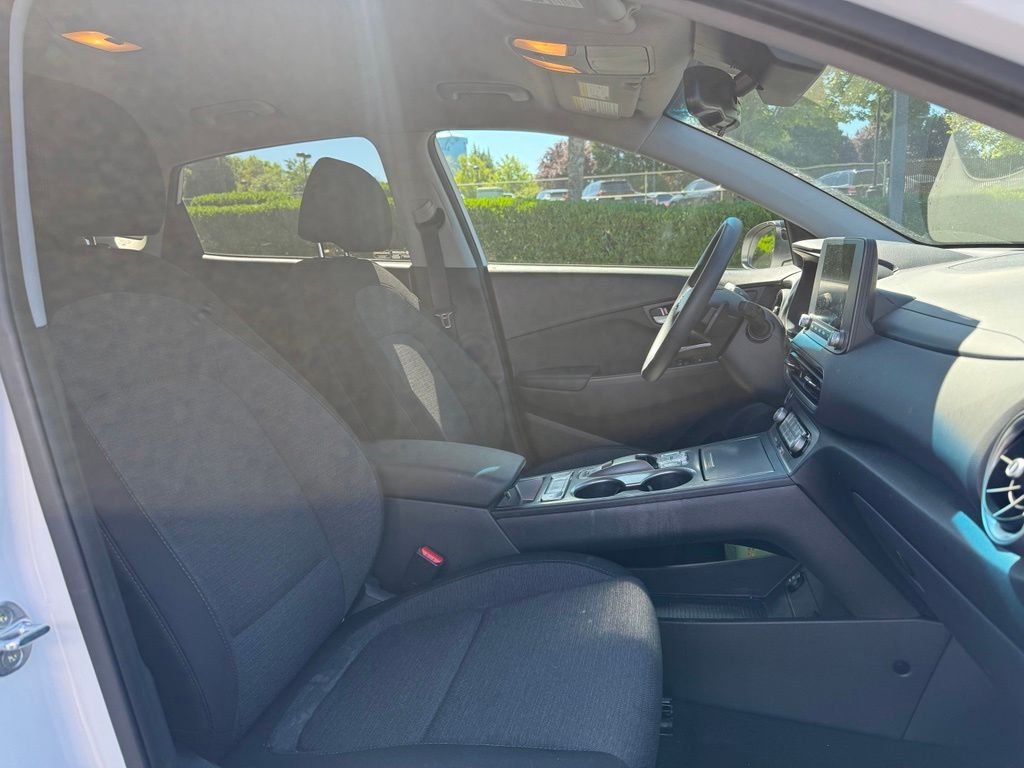 Used 2023 Lunar White w/Black Roof Hyundai SE image 23