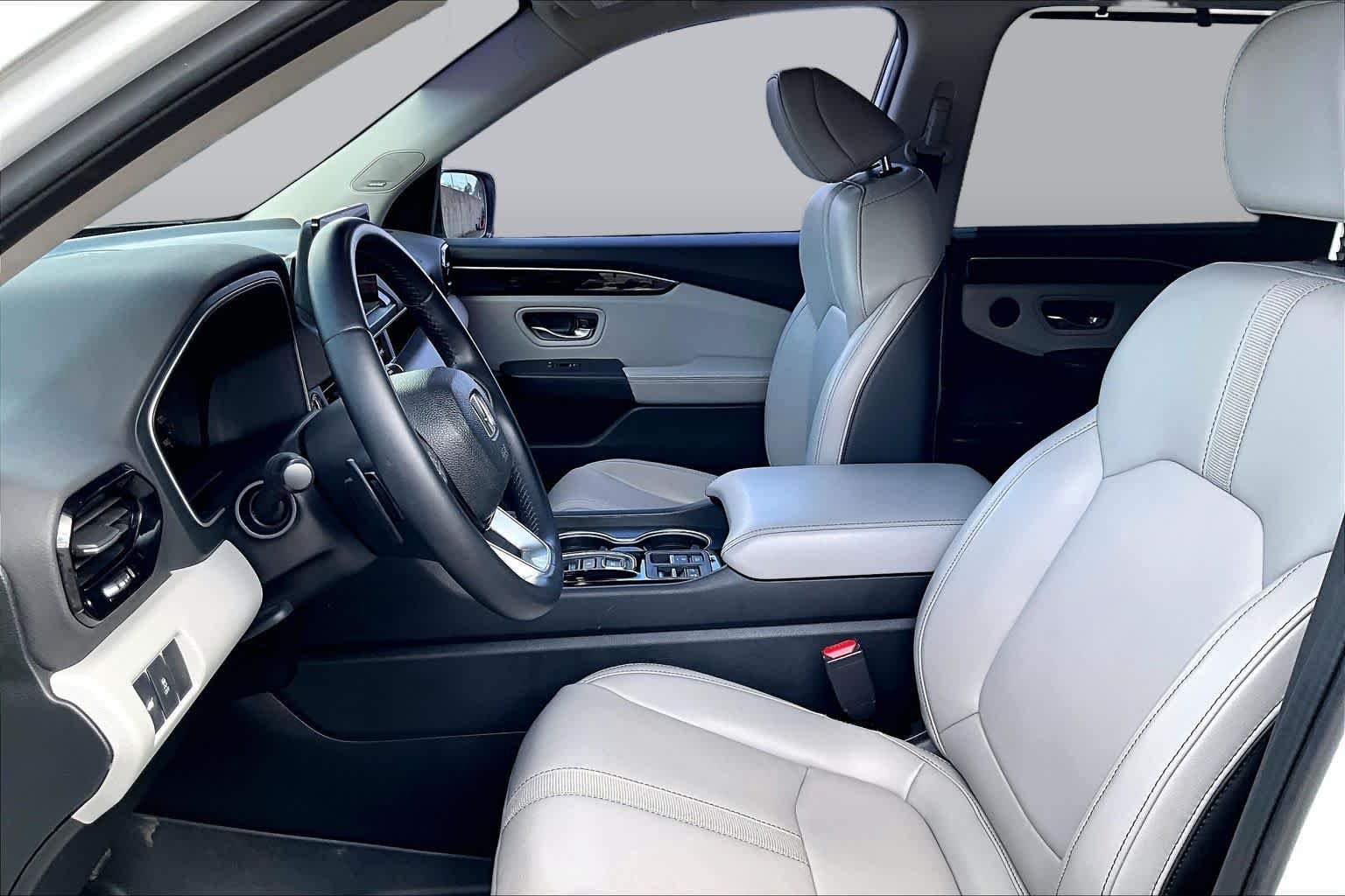 Used 2023 Platinum White Pearl Honda Touring image 8