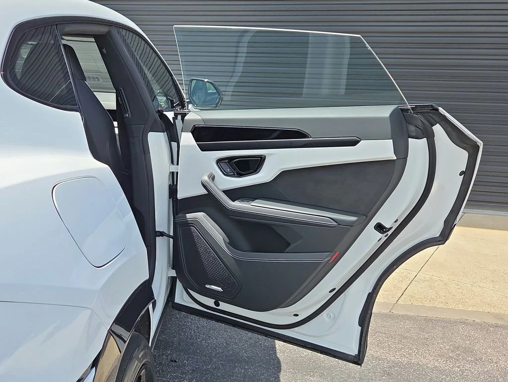 Used 2024 White Lamborghini S image 22