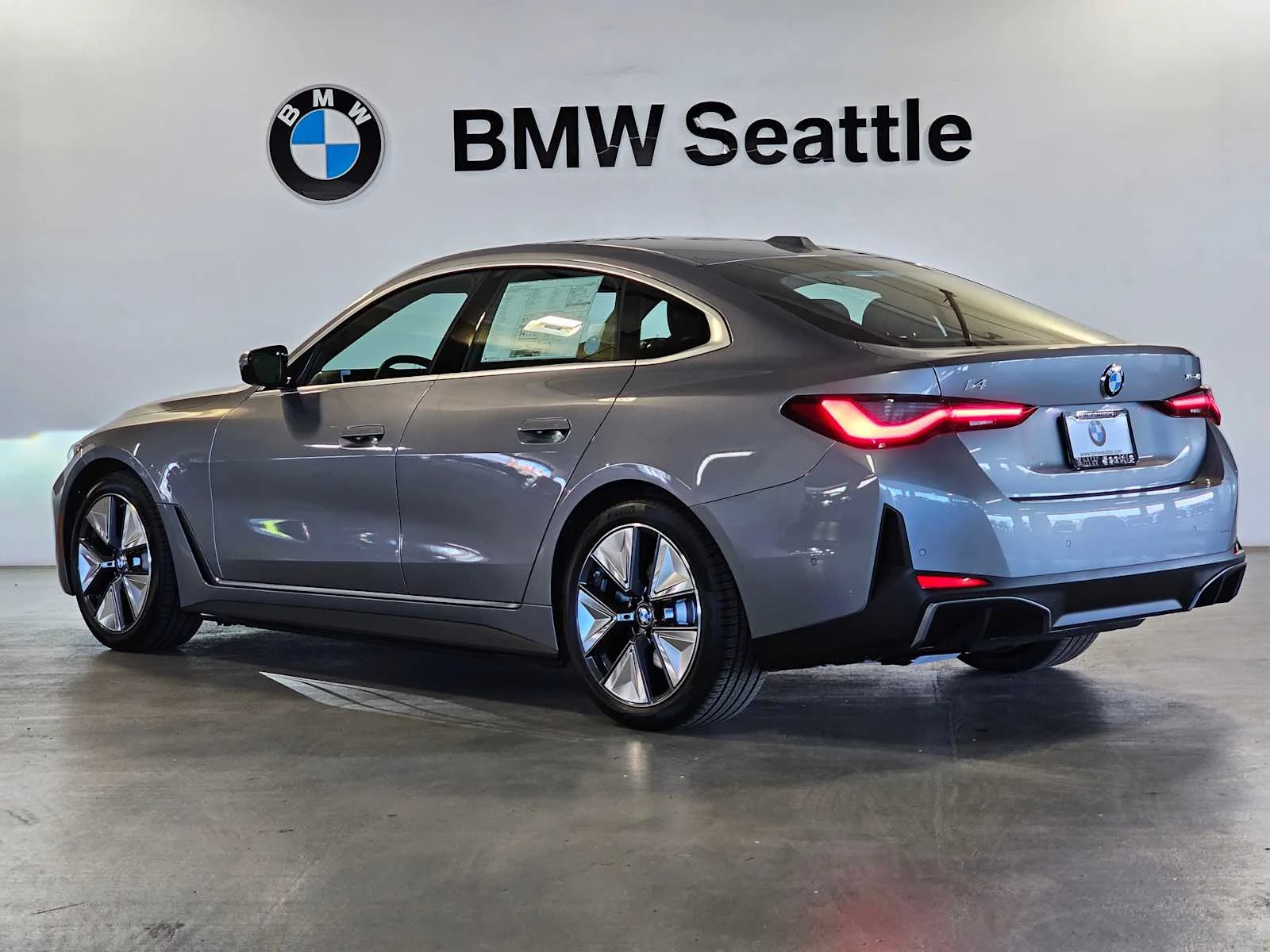 New 2026 Skyscraper Grey Metallic BMW xDrive40 image 4