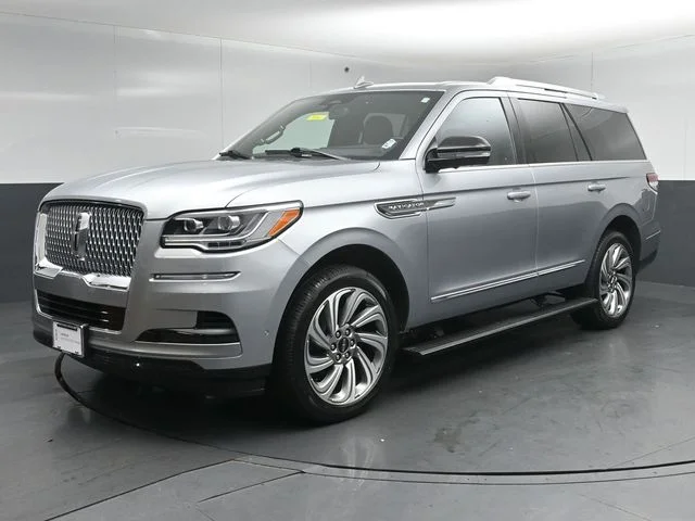 Used 2023 Silver Lincoln Reserve image 3