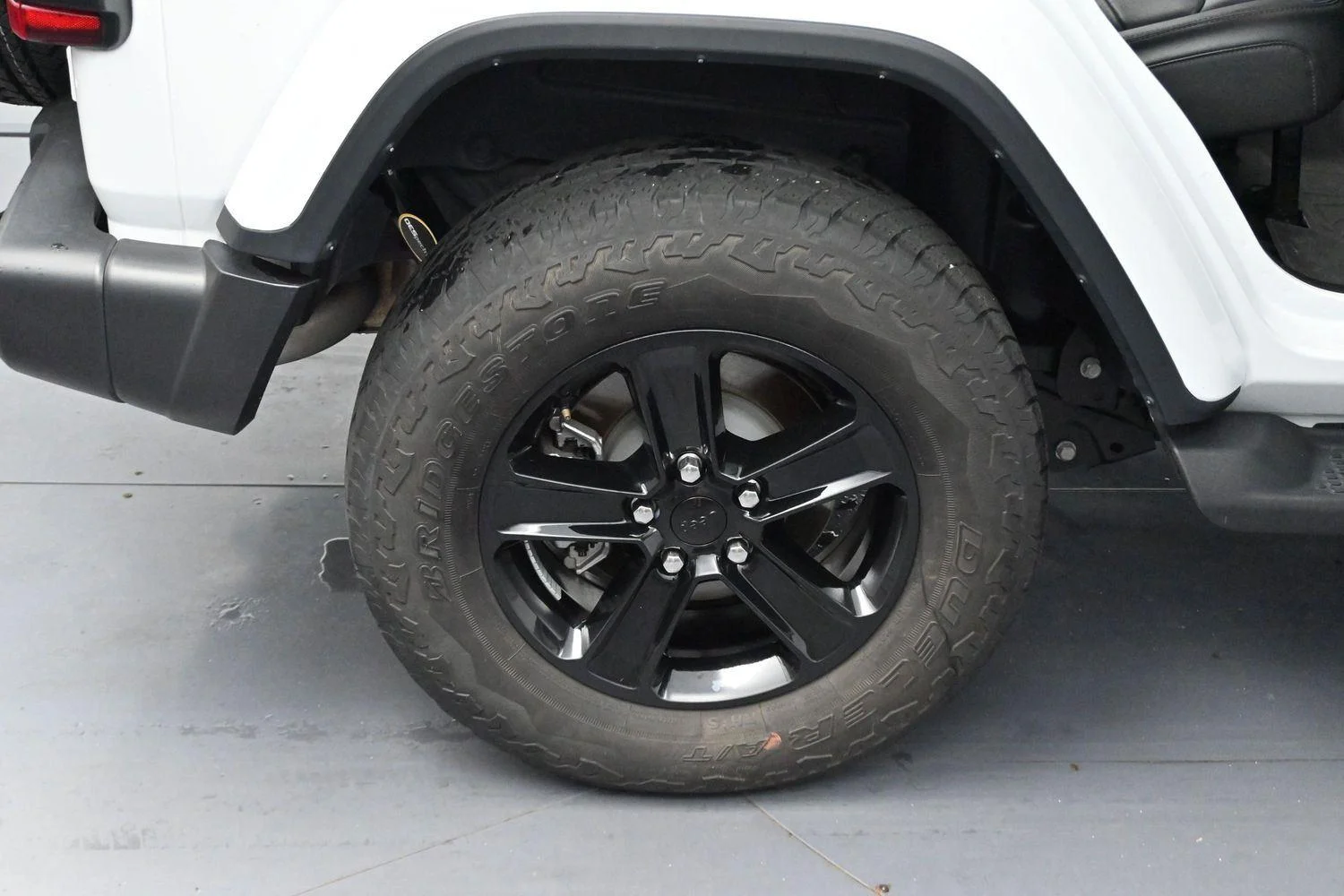 Used 2023 White Jeep Sahara Altitude image 35
