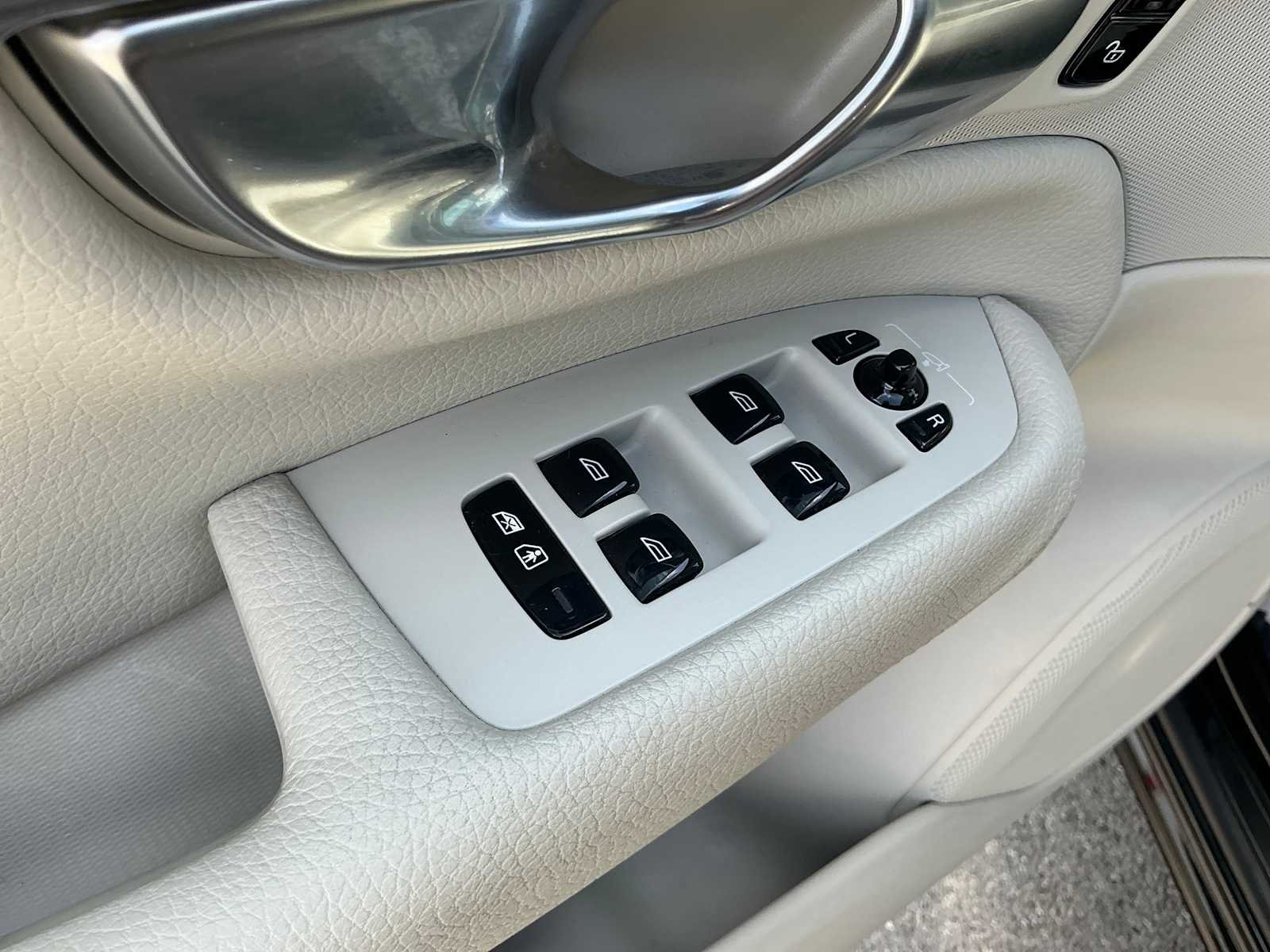 Used 2019 Onyx Black Metallic Volvo Momentum image 20